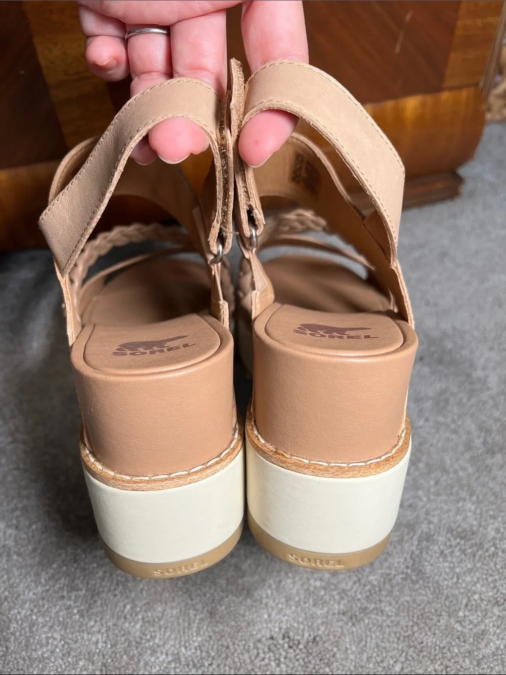 Sorel Joanie IV Y Strap Wedge Women's Platform Sandal Tan size 9.5